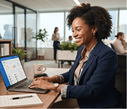 Professionnelle RH travaillant sur Nboosti SIRH